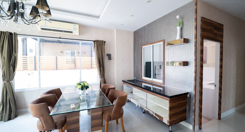 For sale 4 bedrooms house in Mueang Pathum Thani, Pathum Thani