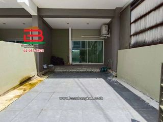 Casa adosada en alquiler y en venta de 3 habitaciones en Lat Krabang, Bangkok