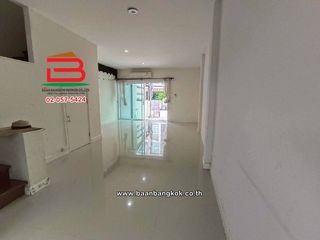 Casa adosada en alquiler y en venta de 3 habitaciones en Lat Krabang, Bangkok