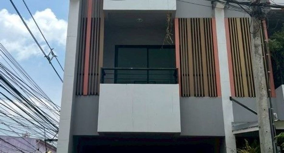 For sale 4 bedrooms townhouse in Bueng Kum, Bangkok
