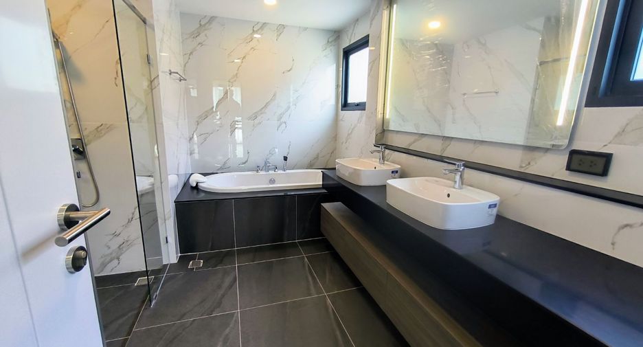 Casa en alquiler de 4 habitaciones en Bang Phli, Samut Prakan