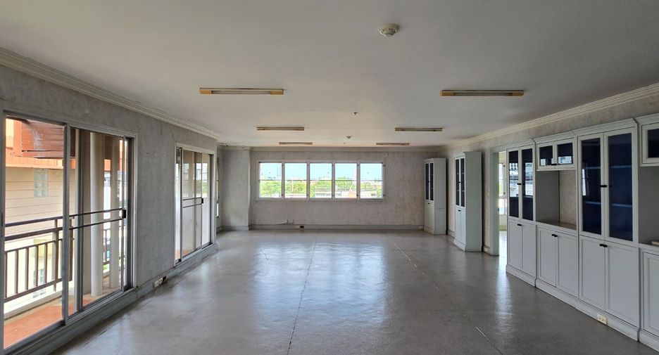For sale 9 bedrooms condo in Dusit, Bangkok