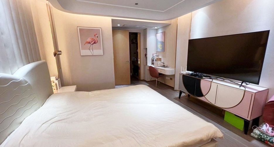 For sale 3 bedrooms condo in Khlong Toei, Bangkok