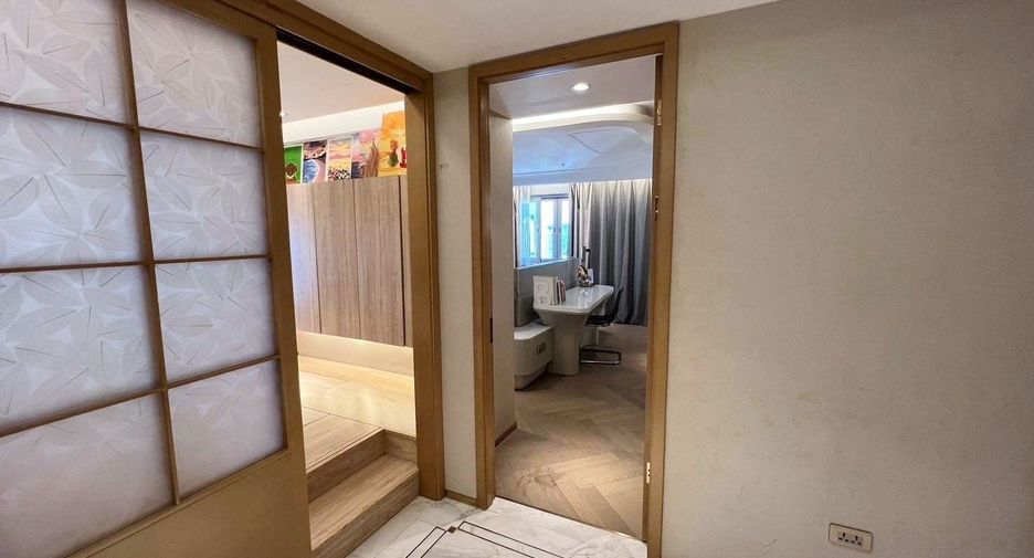 For sale 3 bedrooms condo in Khlong Toei, Bangkok