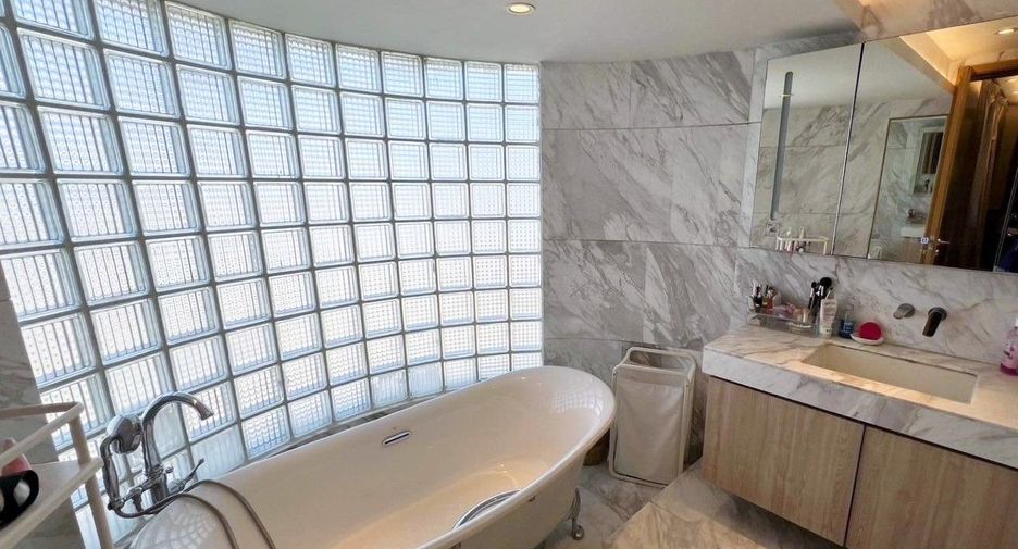 For sale 3 bedrooms condo in Khlong Toei, Bangkok