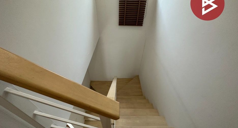 Casa adosada en venta de estudio en Bang Sao Thong, Samut Prakan