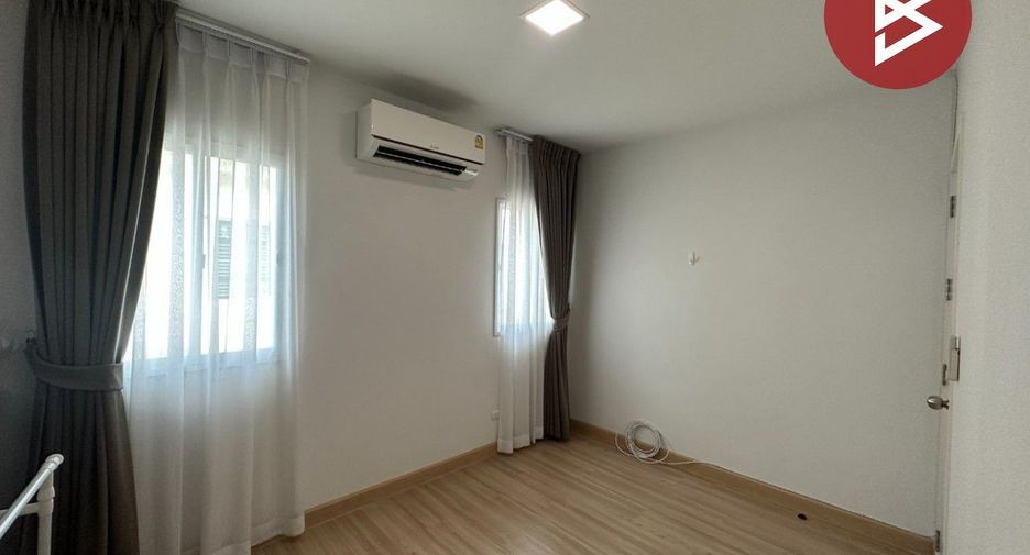 Casa adosada en venta de estudio en Bang Sao Thong, Samut Prakan