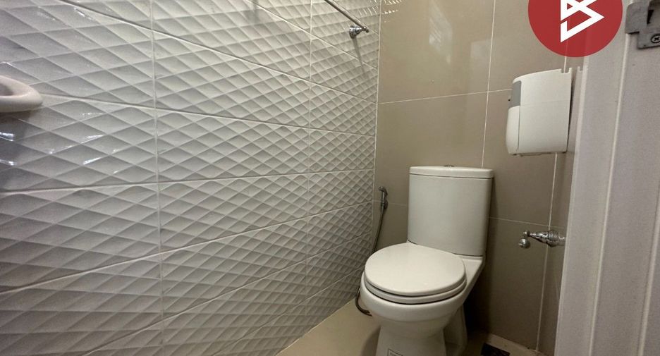 Casa adosada en venta de estudio en Bang Sao Thong, Samut Prakan