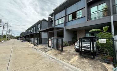 For sale 4 bedrooms townhouse in Mueang Pathum Thani, Pathum Thani