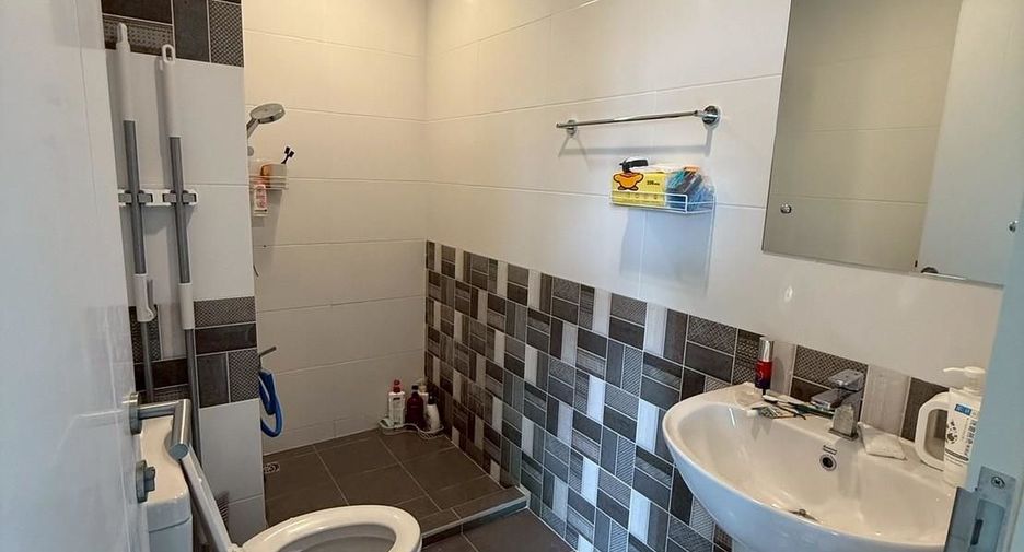 For sale 4 bedrooms townhouse in Mueang Pathum Thani, Pathum Thani