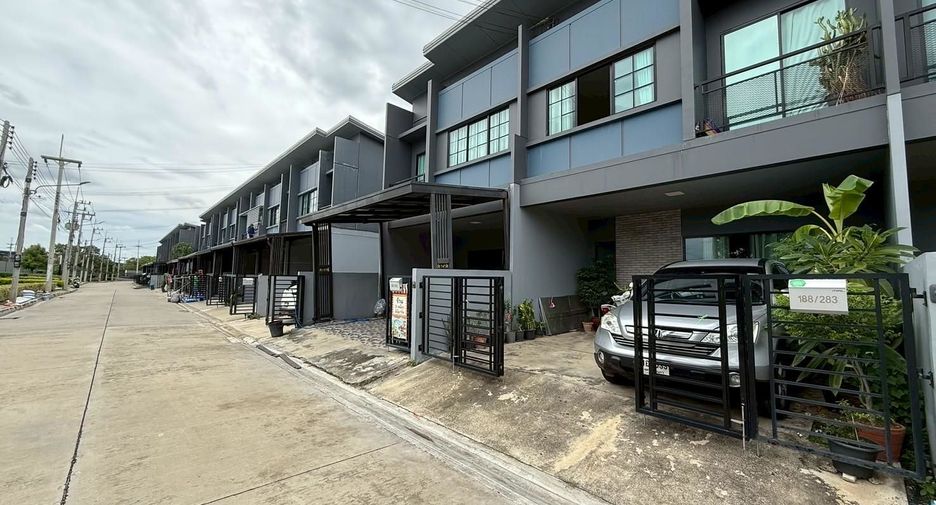 For sale 4 bedrooms townhouse in Mueang Pathum Thani, Pathum Thani