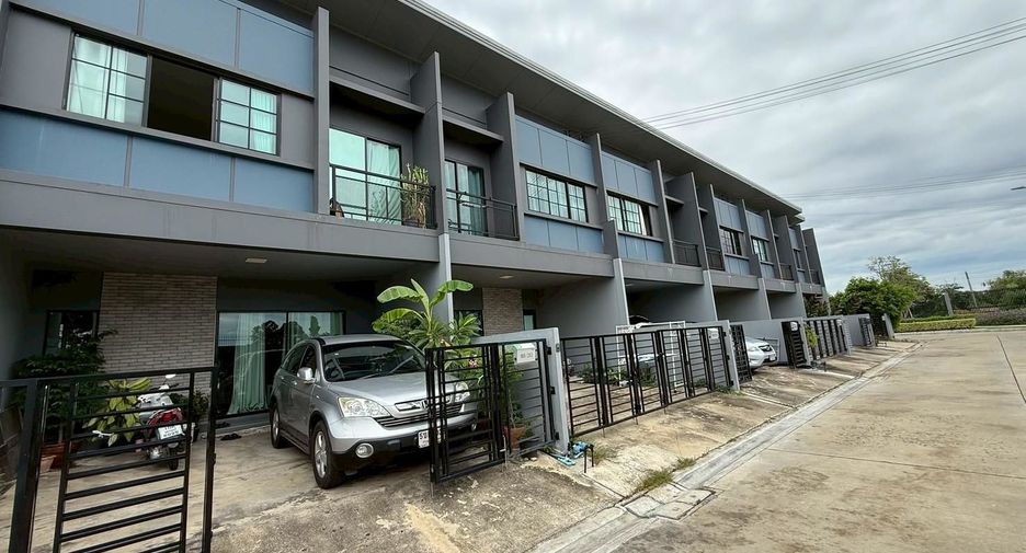 For sale 4 bedrooms townhouse in Mueang Pathum Thani, Pathum Thani
