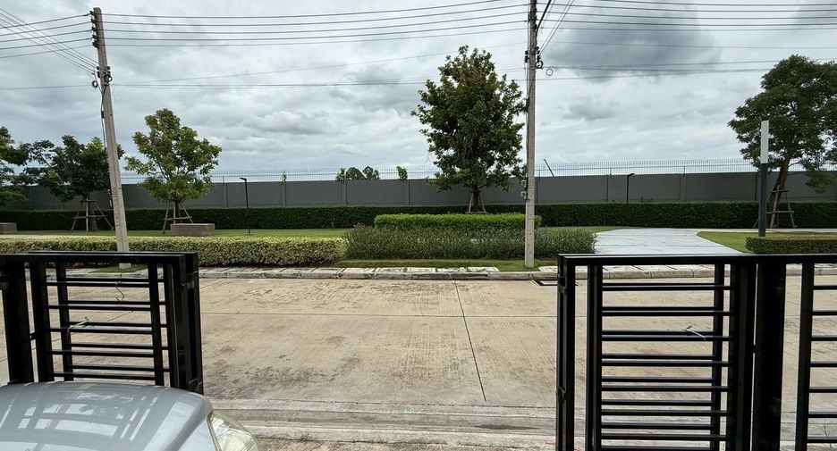 For sale 4 bedrooms townhouse in Mueang Pathum Thani, Pathum Thani