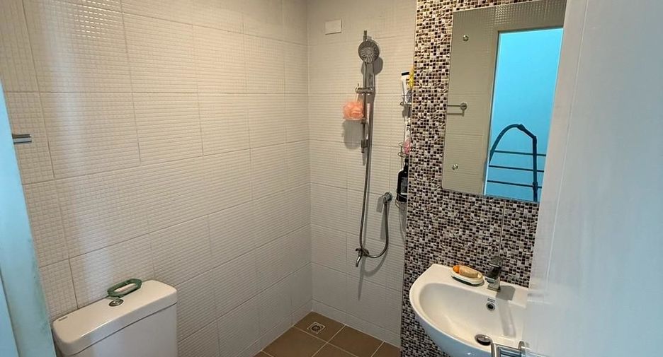 For sale 4 bedrooms townhouse in Mueang Pathum Thani, Pathum Thani