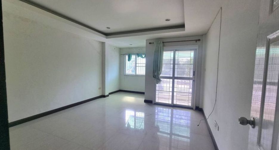 出售 2 卧室 联排别墅 在 Sattahip, Chon Buri