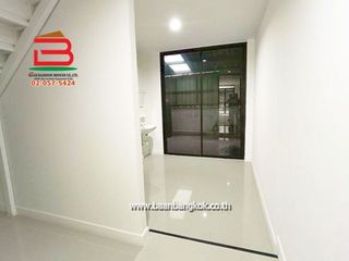 出售 4 卧室 联排别墅 在 Bang Phlat, 曼谷