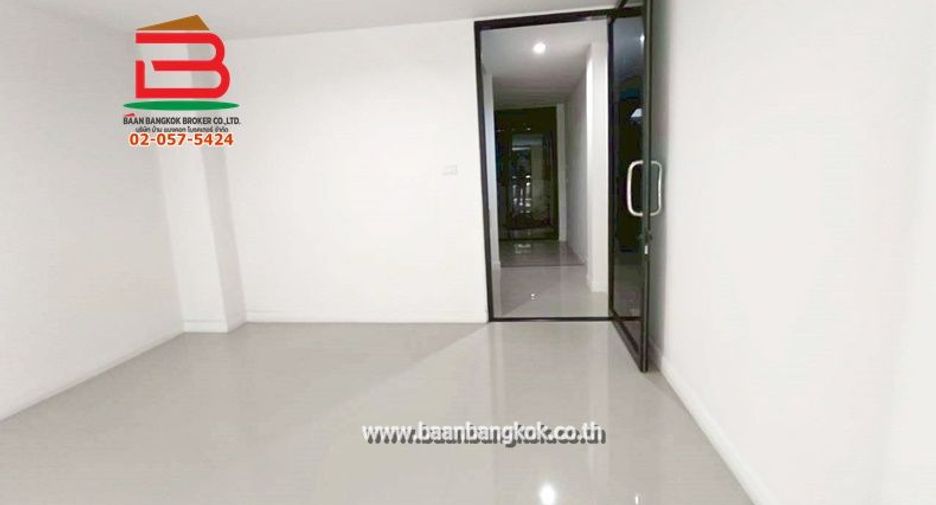 Reihenhaus zum Kauf mit 4 Zimmer in Bang Phlat, Bangkok