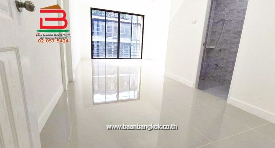 Reihenhaus zum Kauf mit 4 Zimmer in Bang Phlat, Bangkok