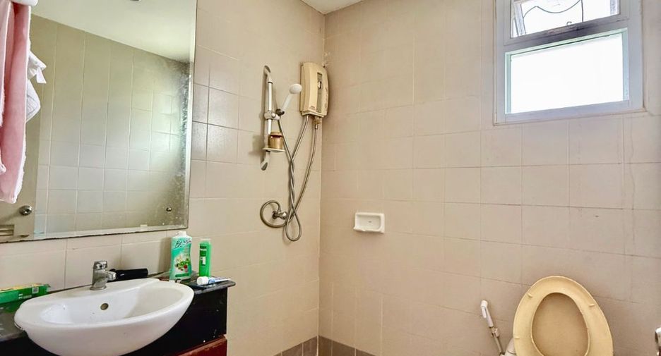 For sale 3 bedrooms townhouse in Prawet, Bangkok