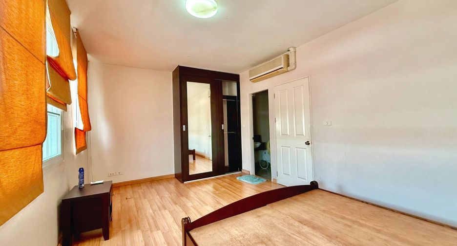 For sale 3 bedrooms townhouse in Prawet, Bangkok