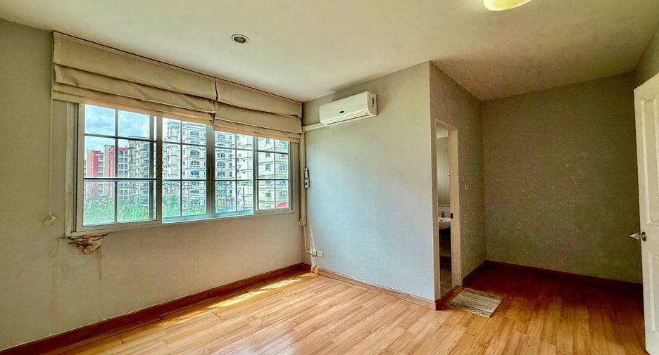 For sale 3 bedrooms townhouse in Prawet, Bangkok