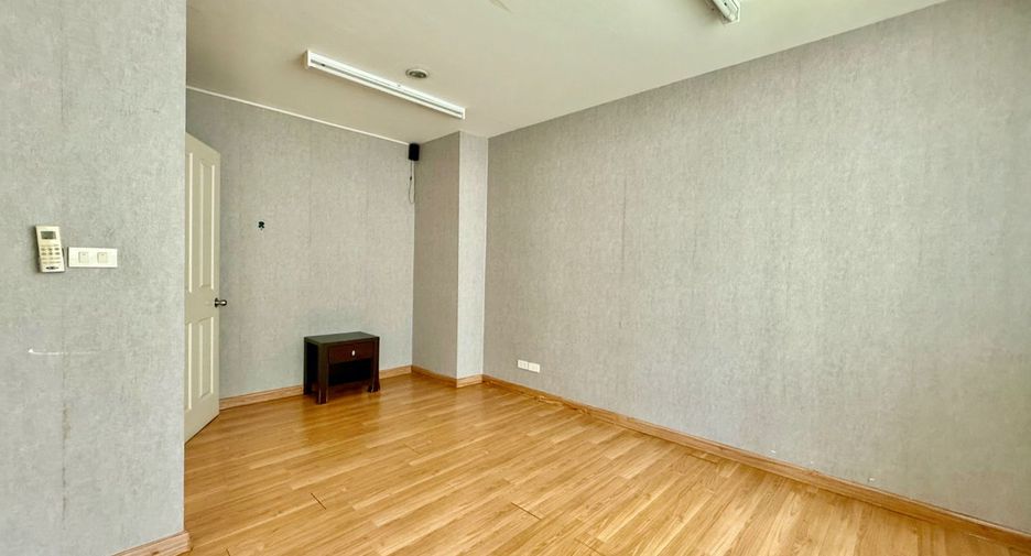 For sale 3 bedrooms townhouse in Prawet, Bangkok