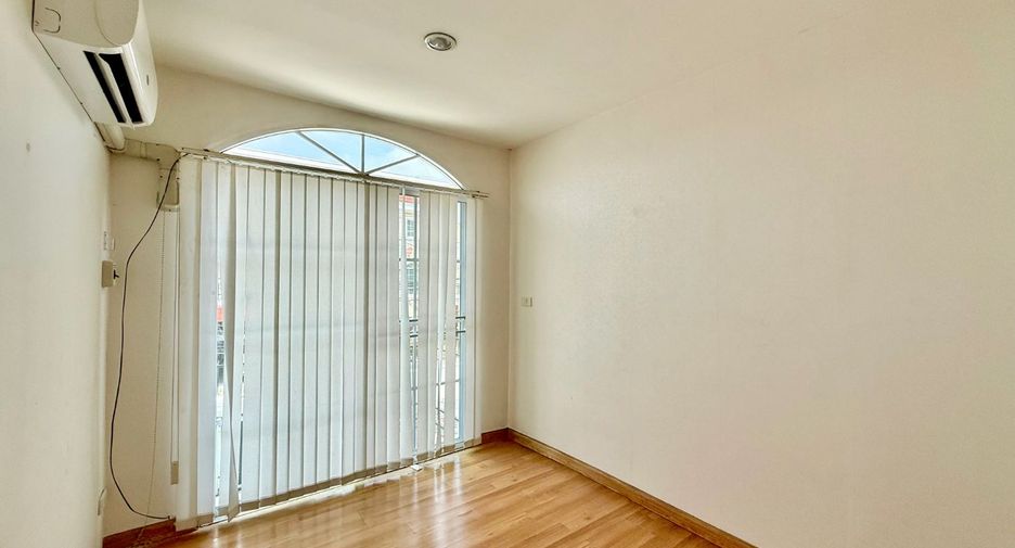 For sale 3 bedrooms townhouse in Prawet, Bangkok