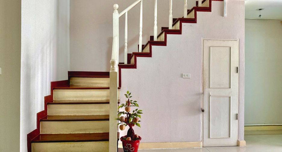 For sale 3 bedrooms townhouse in Prawet, Bangkok