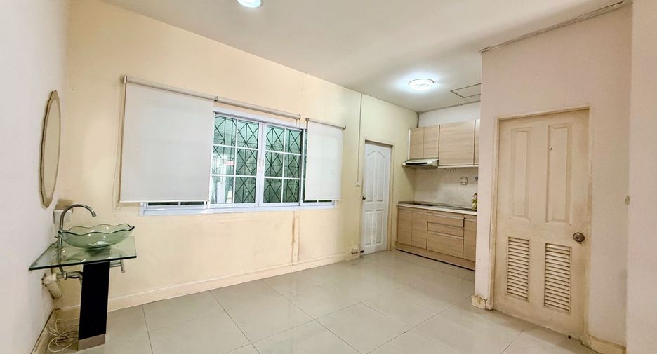 For sale 3 bedrooms townhouse in Prawet, Bangkok