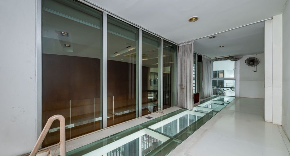 For sale 4 ベッドルーム condo in Sathon, Bangkok