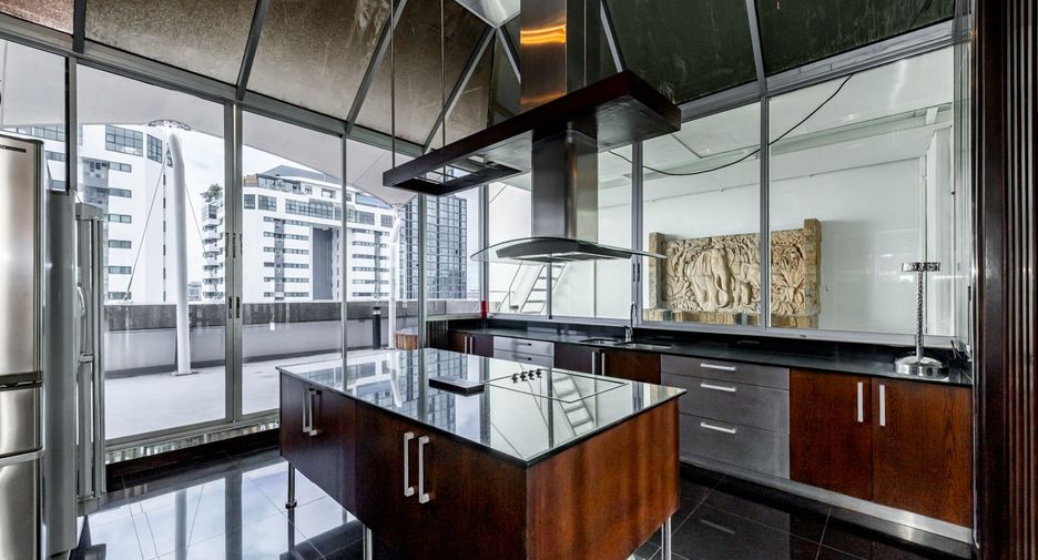 For sale 4 ベッドルーム condo in Sathon, Bangkok