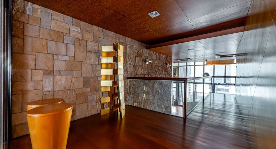 For sale 4 ベッドルーム condo in Sathon, Bangkok