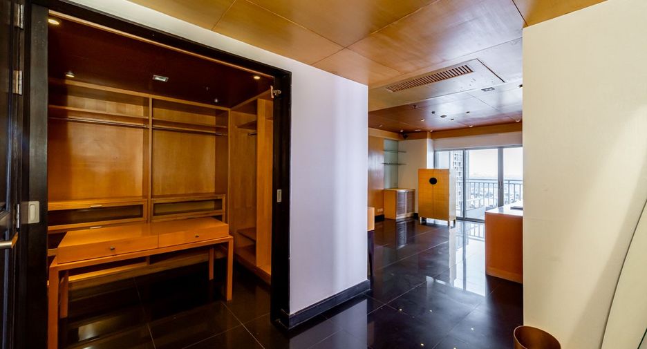 For sale 4 ベッドルーム condo in Sathon, Bangkok