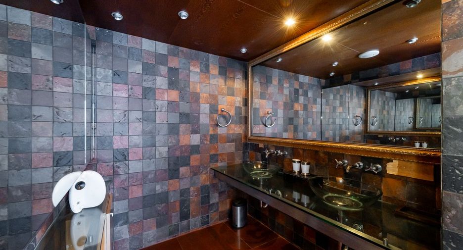 For sale 4 ベッドルーム condo in Sathon, Bangkok