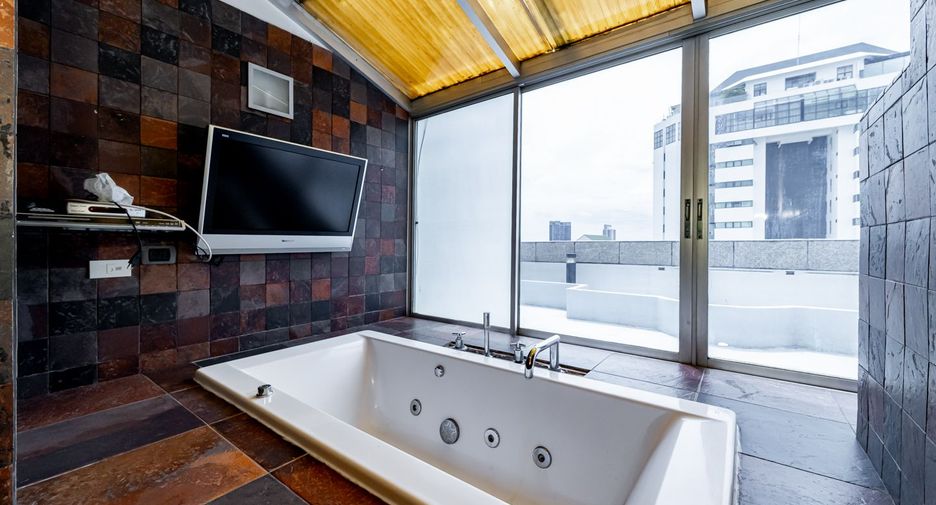 For sale 4 ベッドルーム condo in Sathon, Bangkok