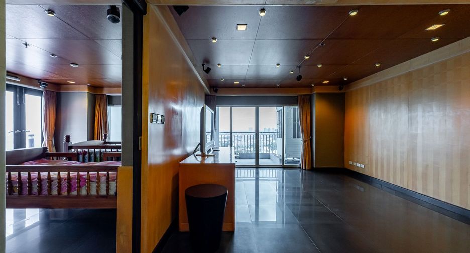 For sale 4 ベッドルーム condo in Sathon, Bangkok