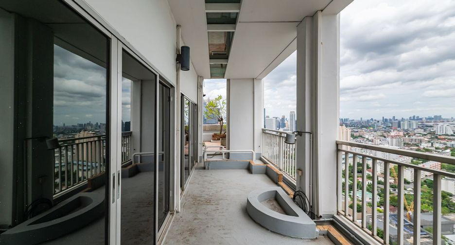 For sale 4 ベッドルーム condo in Sathon, Bangkok