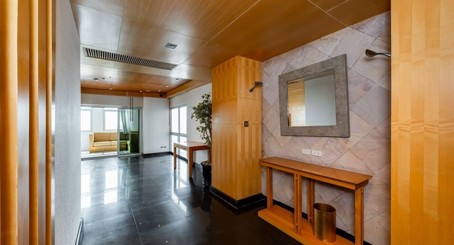 For sale 4 ベッドルーム condo in Sathon, Bangkok