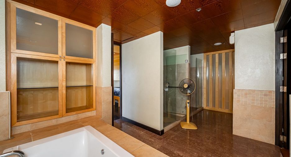 For sale 4 ベッドルーム condo in Sathon, Bangkok