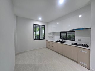出租 2 卧室 联排别墅 在 Suan Luang, 曼谷