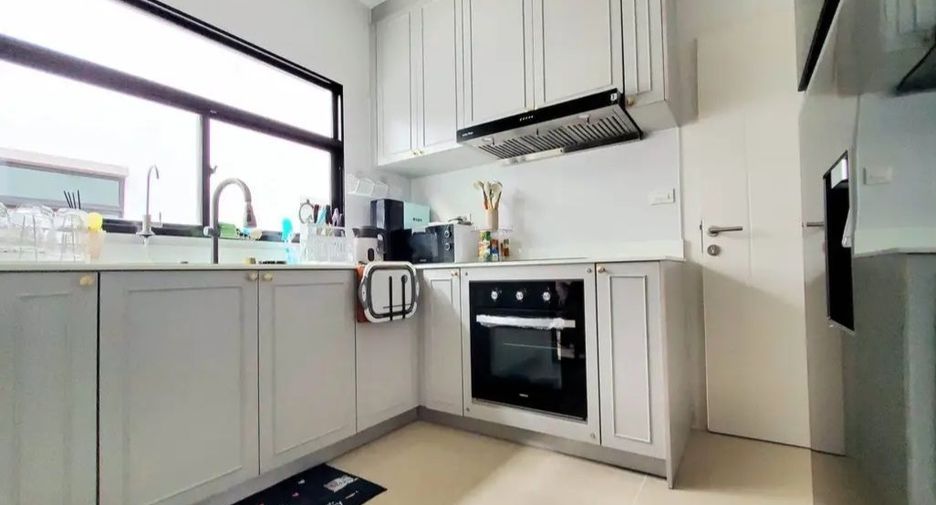Casa en alquiler de 3 habitaciones en Lat Krabang, Bangkok