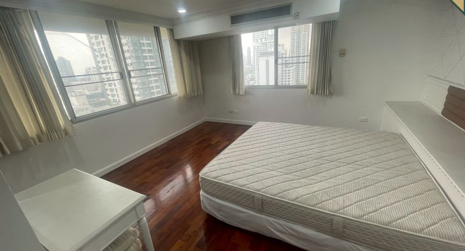 For sale 3 bedrooms condo in Watthana, Bangkok