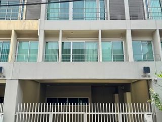 Casa adosada en alquiler de 3 habitaciones en Suan Luang, Bangkok