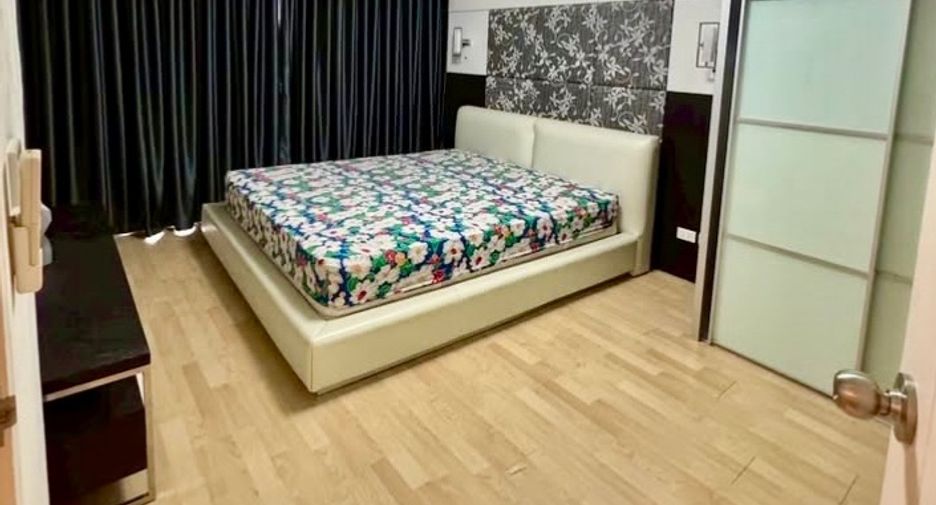 For rent 3 bedrooms townhouse in Suan Luang, Bangkok