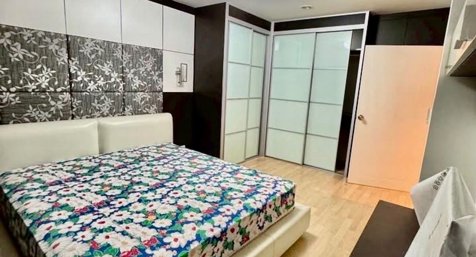 For rent 3 bedrooms townhouse in Suan Luang, Bangkok