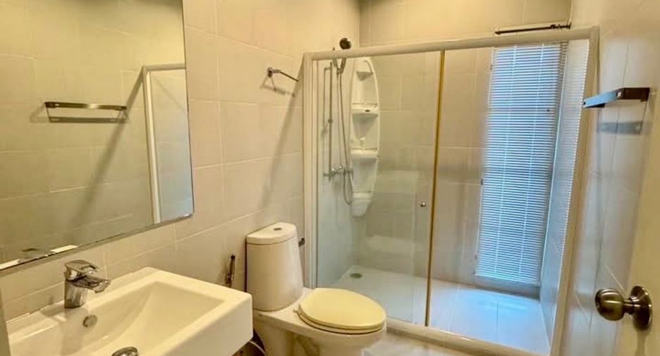 For rent 3 bedrooms townhouse in Suan Luang, Bangkok