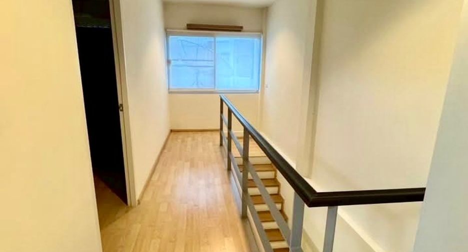 For rent 3 bedrooms townhouse in Suan Luang, Bangkok