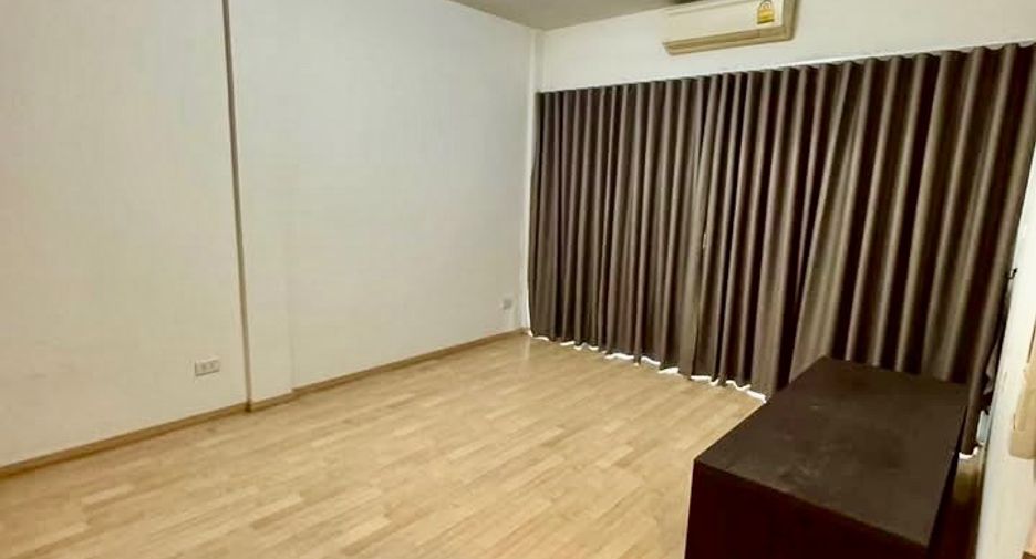For rent 3 bedrooms townhouse in Suan Luang, Bangkok