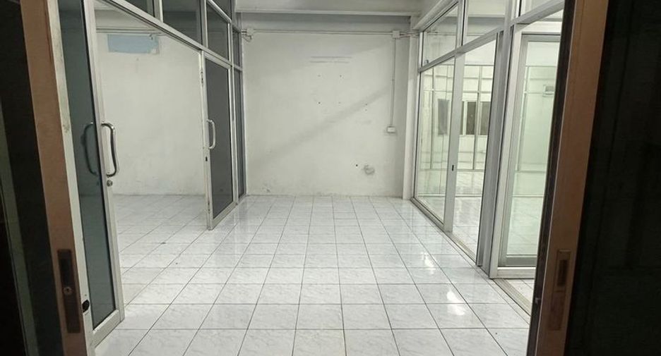 For rent 5 bedrooms warehouse in Ban Bueng, Chonburi