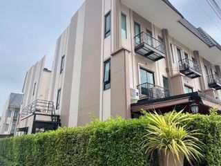 For sale 2 ベッドルーム townhouse in Saphan Sung, Bangkok